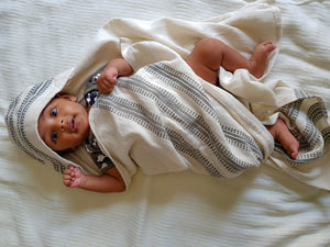 
                  
                    Lade das Bild in den Galerie-Viewer, Debre Mark&amp;#39;os baby towel – white with grey details, handwoven. Debre Mark&amp;#39;os Baby-Handtuch – weiß mit grauen Details, handgewebt.
                  
                