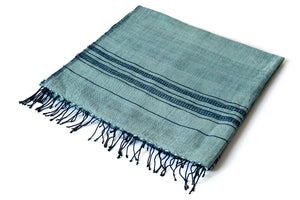 
                  
                    Lade das Bild in den Galerie-Viewer, BLUE NILE MAXI-SCHAL – Tiefes Blau. Großes Format. Naturinspiriert.
                  
                