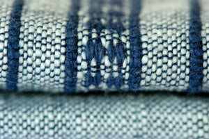 
                  
                    Lade das Bild in den Galerie-Viewer, BLUE NILE MAXI-SCHAL – Tiefes Blau. Großes Format. Naturinspiriert.
                  
                